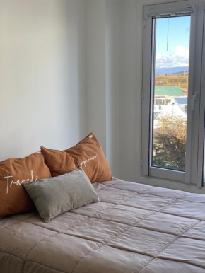 Becasina Patagonica A Luminoso monoambiente en Ushuaia con vista a las montañas